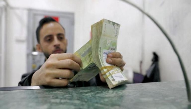 يمني في محل صرافة - أرشيفية
