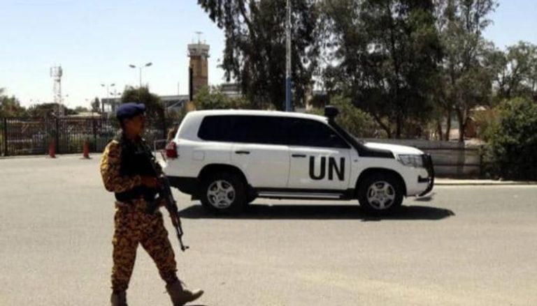 مسلح حوثي بجانب آلية أممية.. أرشيفية