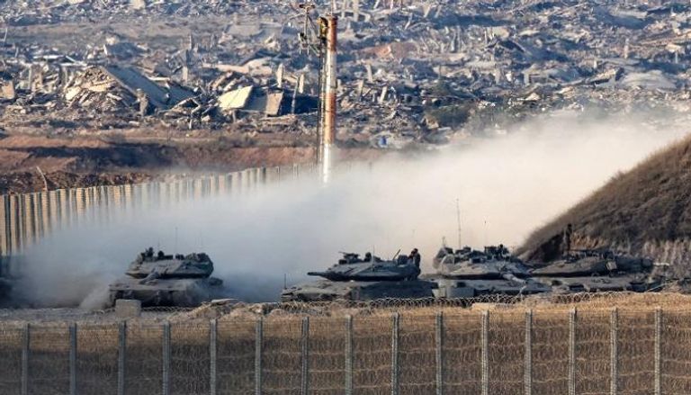 دبابات للجيش الإسرائيلي تتحرك على طول الحدود مع قطاع غزة