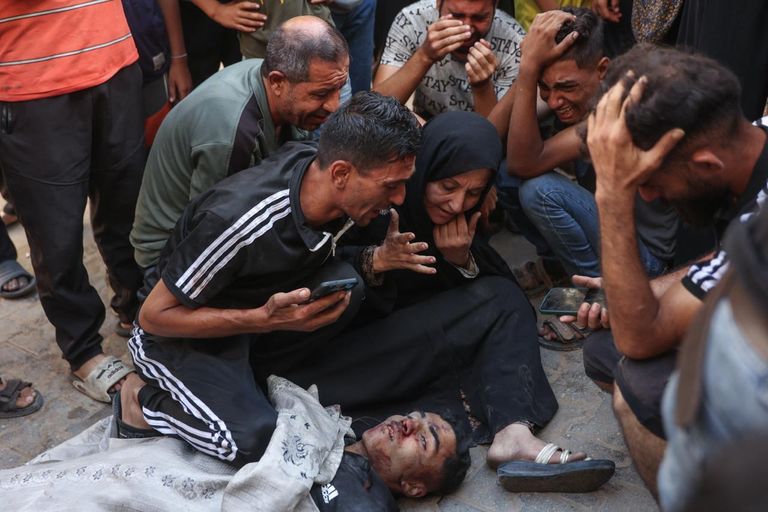 فلسطينيون فارون من القصف الإسرائيلي على مدينة غزة