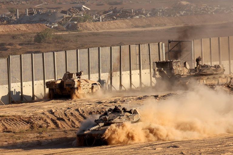 فلسطينيون فارون من القصف الإسرائيلي على مدينة غزة