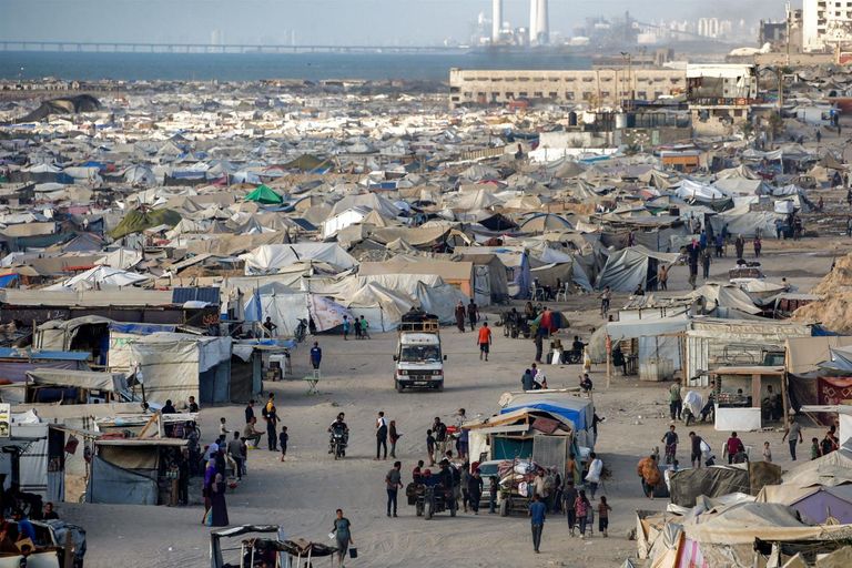 فلسطينيون فارون من القصف الإسرائيلي على مدينة غزة