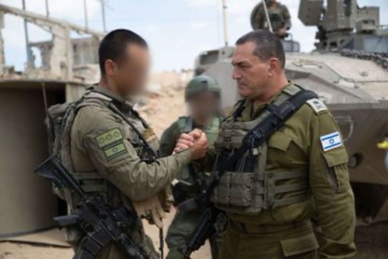 إيال زمير خلال جولته بمدينة غزة