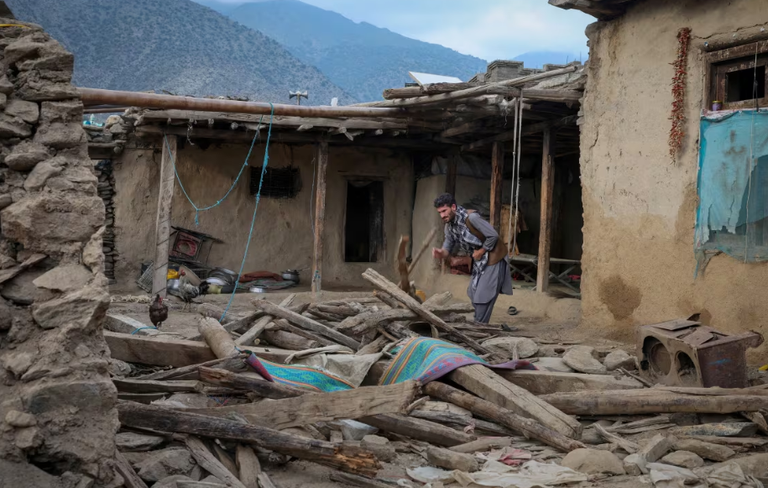 آثار زلزال أفغانستان