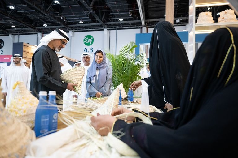 خالد بن محمد بن زايد يزور معرض الصيد والفروسية