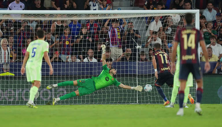 برشلونة وليفانتي الألماني هانز فليك