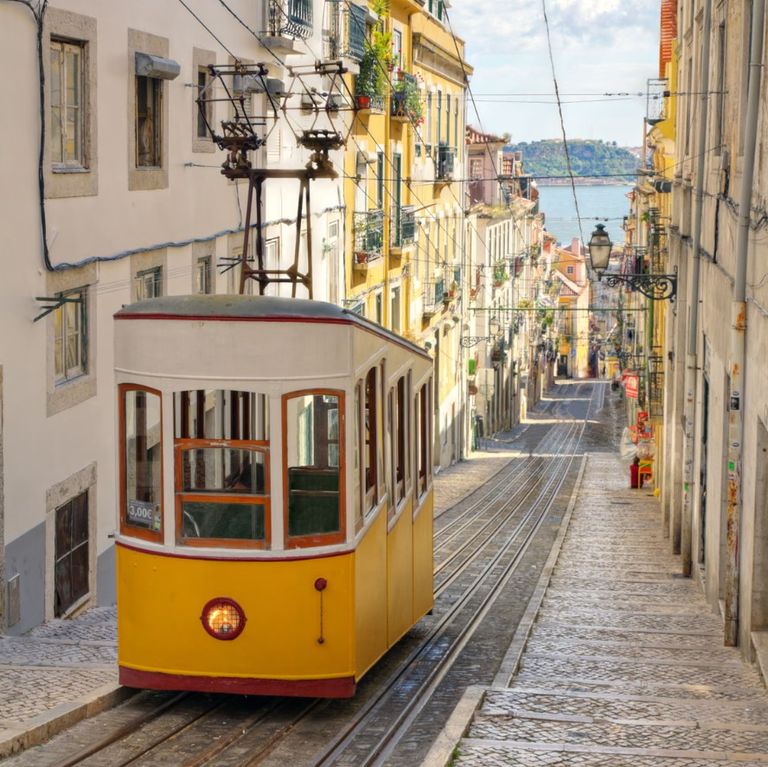 خروج عربة ترام عن مسارها في البرتغال