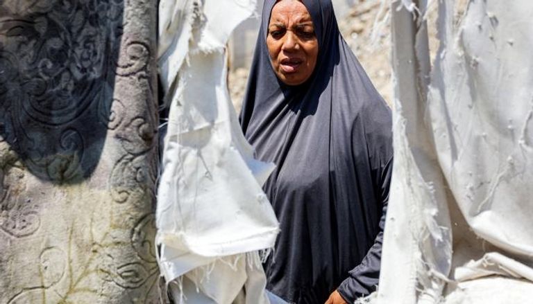 فلسطينية تتفقد الأضرار في مخيم للنازحين بمدينة غزة