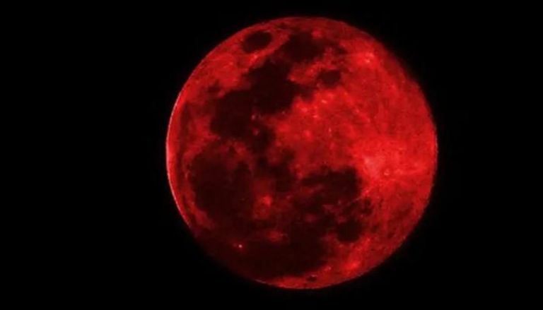 قمر الأرض باللون الأحمر خلال ظاهرة قمر الدم