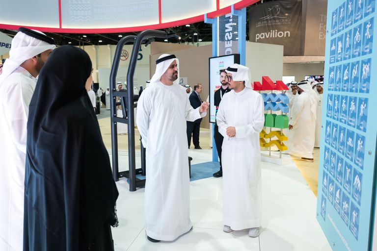 ذياب بن محمد بن زايد يزور معرض الصيد والفروسية