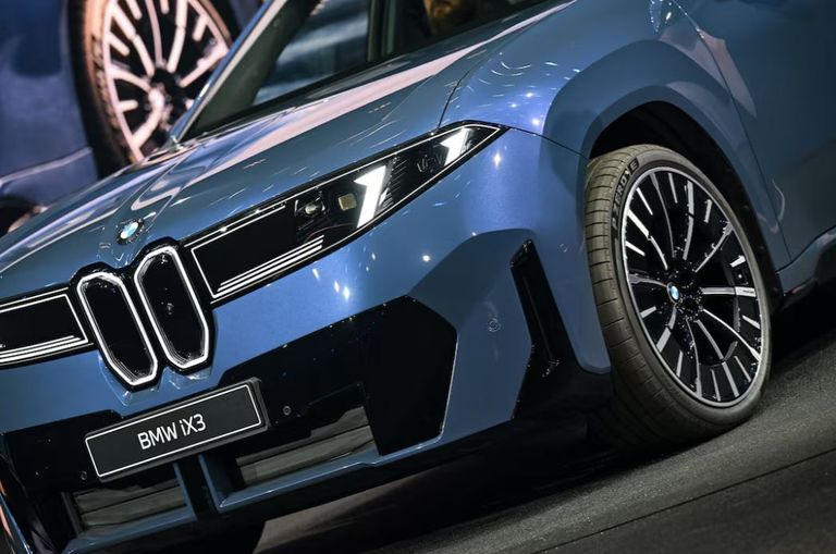السيارة BMW iX3