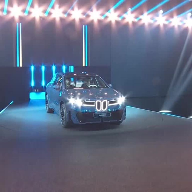 السيارة BMW iX3