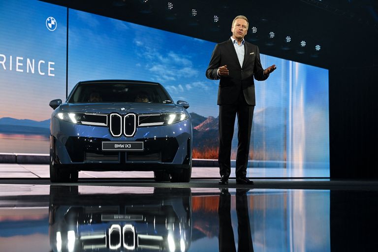 السيارة BMW iX3