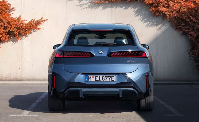 السيارة BMW iX3