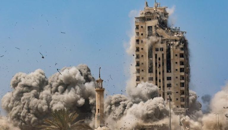 تصاعد الدخان خلال غارات إسرائيلية على برج مشتهى