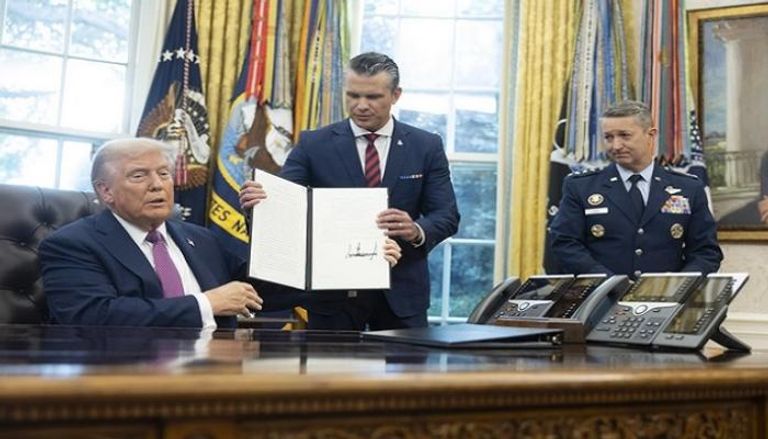 وزير الدفاع بيت هيغسيث يحمل القرار بعد توقيعه من ترامب
