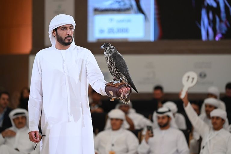 أحد مزادات الصقور في معرض أبوظبي للصيد والفروسية 2025