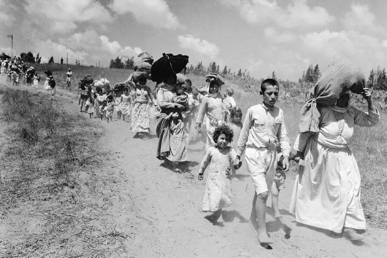 فلسطينيون فارّون جنوبًا على الطريق الساحلي قرب مخيم النصيرات للاجئين بوسط غزة