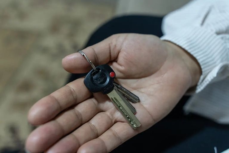 فلسطينيون فارّون جنوبًا على الطريق الساحلي قرب مخيم النصيرات للاجئين بوسط غزة