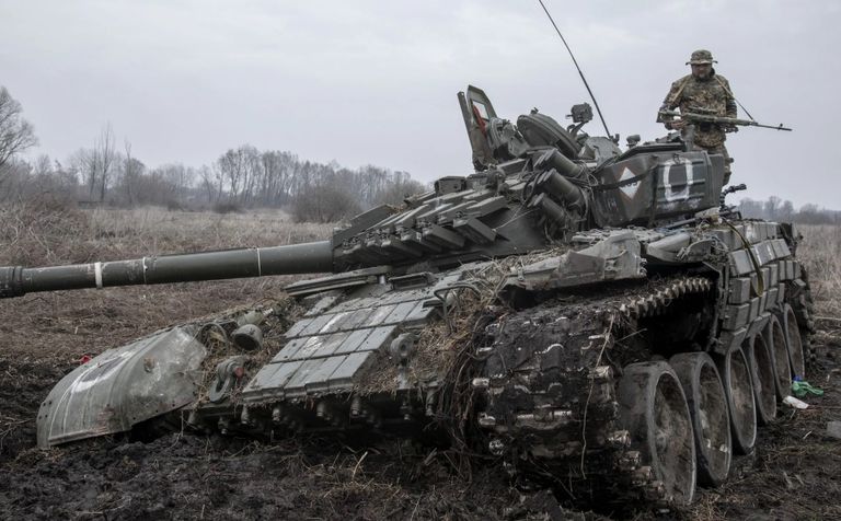 مركبة عسكرية عالقة في الوحل