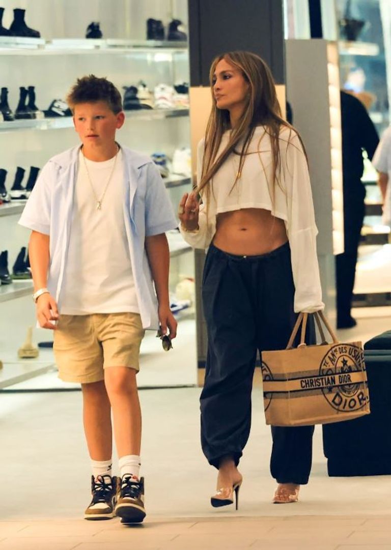 جينيفر لوبيز تتسوق مع ابن بن أفليك