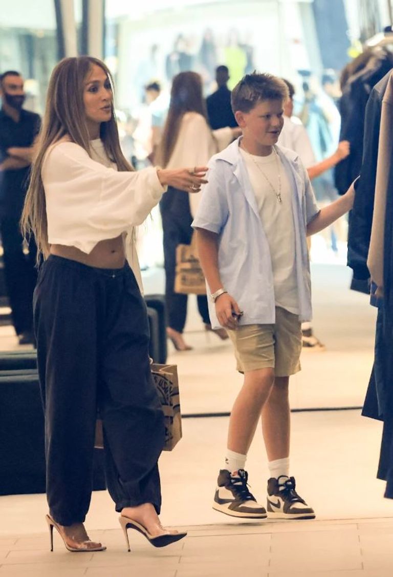 جينيفر لوبيز تتسوق مع ابن بن أفليك