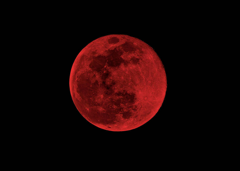 القمر الدموي