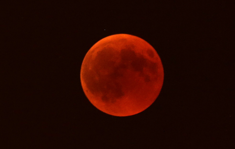 القمر الدموي