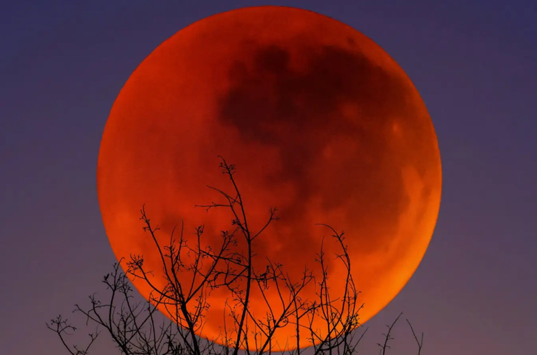 القمر الدموي