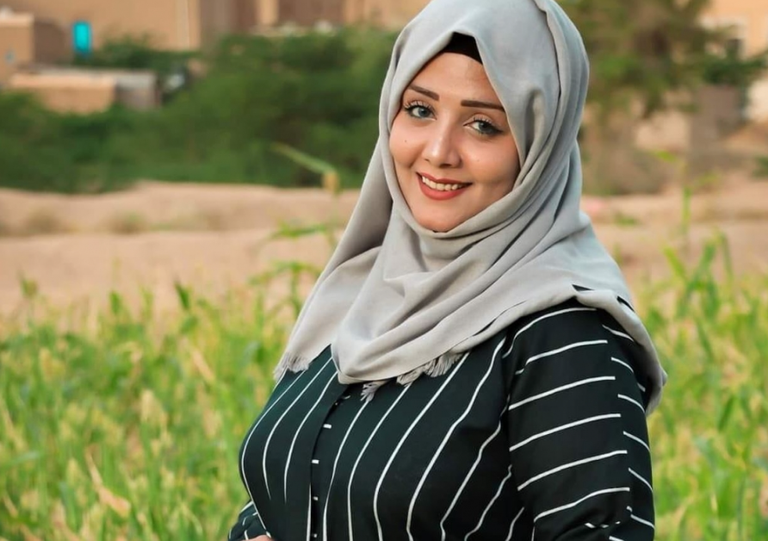 الإعلامية اليمنية مايا العبسي