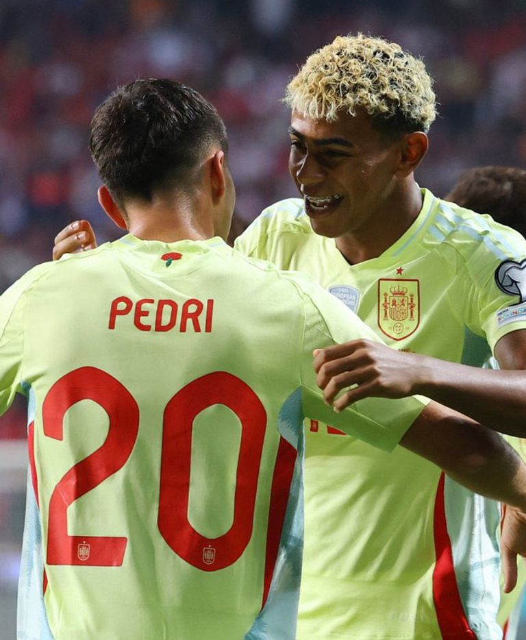 لامين يامال ليونيل ميسي قائد منتخب الأرجنتين