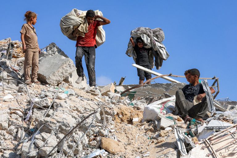 قصف إسرائيلي لبرج سكني قريب من خيام النازحين في مدينة غزة