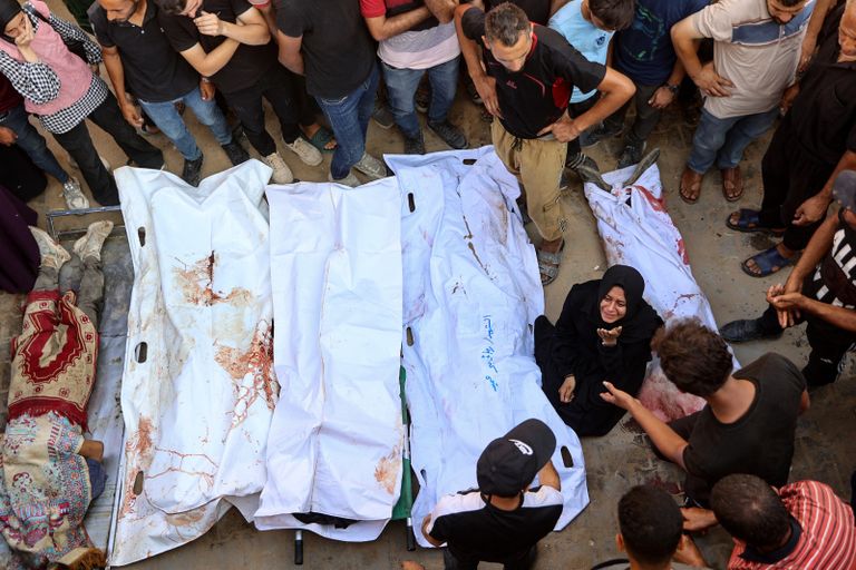 قصف إسرائيلي لبرج سكني قريب من خيام النازحين في مدينة غزة