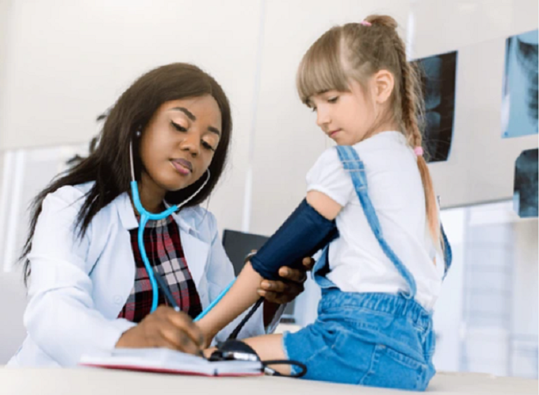 قياس ضغط الدم للأطفال من سن 7 قد ينقذ حياتهم