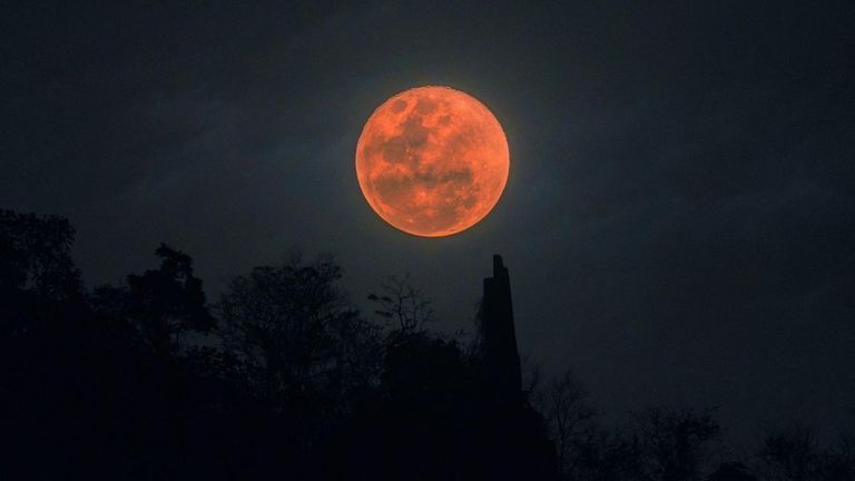 القمر الدموي 