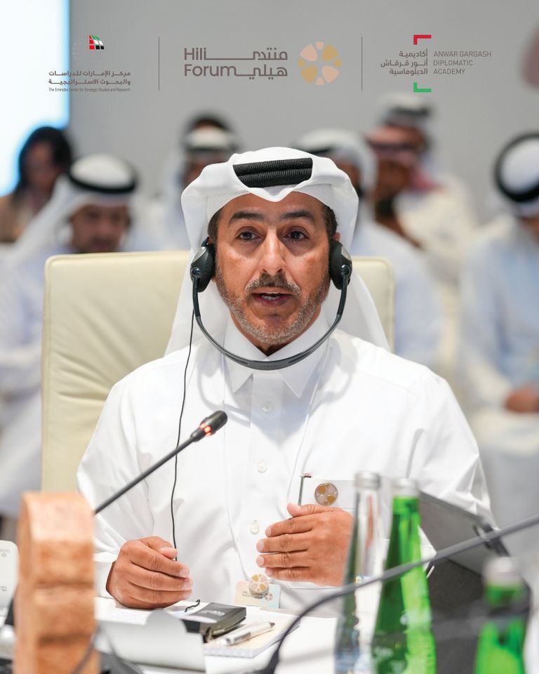 السفير الدكتور عبدالعزيز الحر مدير المعهد الدبلوماسي بوزارة الخارجية القطرية عبدالعزيز بن صقر/ ابتسام الكتبي/ عبدالعزيز الحر