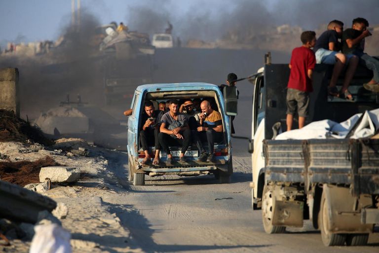 فلسطيني يجمع بعض مقتنياته بعد قصف منزله في غزة
