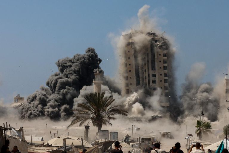 فلسطيني يجمع بعض مقتنياته بعد قصف منزله في غزة