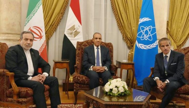 وزير خارجية مصر يتوسط غروسي وعراقجي