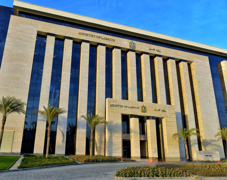 وزير العمل المصري خلال اجتماع لمناقشة تطبيق قانون العمل الجديد 