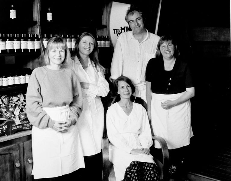 مارك كونستانتين برفقة عدد من المؤسسين للشركة علامة «لش» التجارية