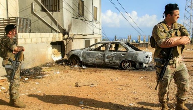 جنديان لبنانيان بجوار السيارة المستهدفة - أ.ف.ب