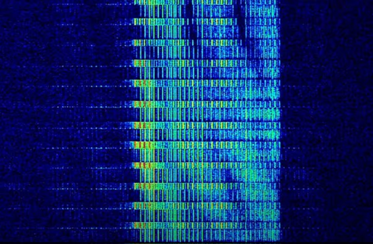 محطة الراديو لا تزال تعمل وتصدر طنينها المميز لكنها ترسل أحيانا رسائل غريبة 