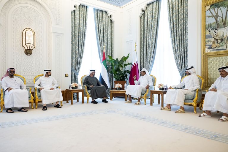 أمير قطر يستقبل الشيخ محمد بن زايد آل نهيان