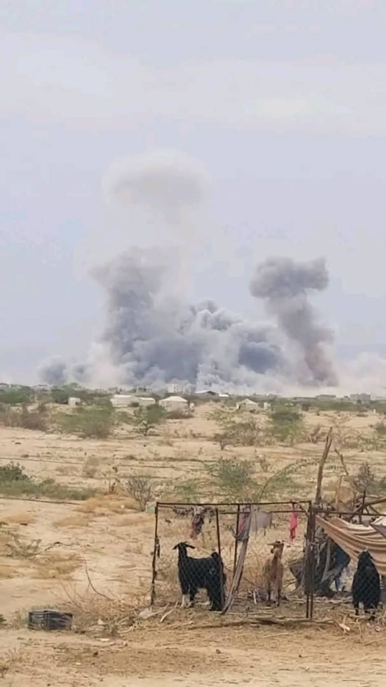 الدخان يتصاعد في سماء صنعاء جراء القصف الإسرائيلي