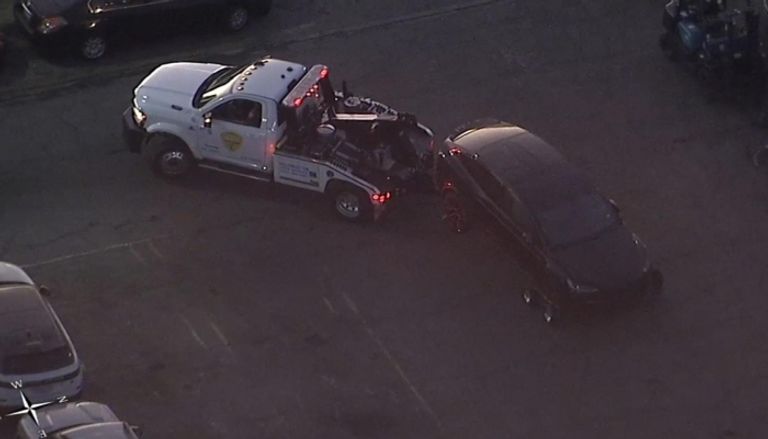 تفاصيل العثور على جثة في سيارة مغني شهير