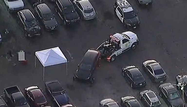 تفاصيل العثور على جثة في سيارة مغني شهير