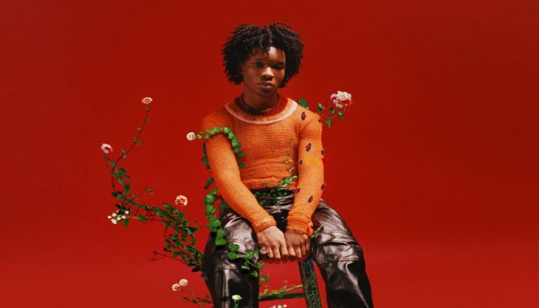 تفاصيل العثور على جثة في سيارة مغني شهير