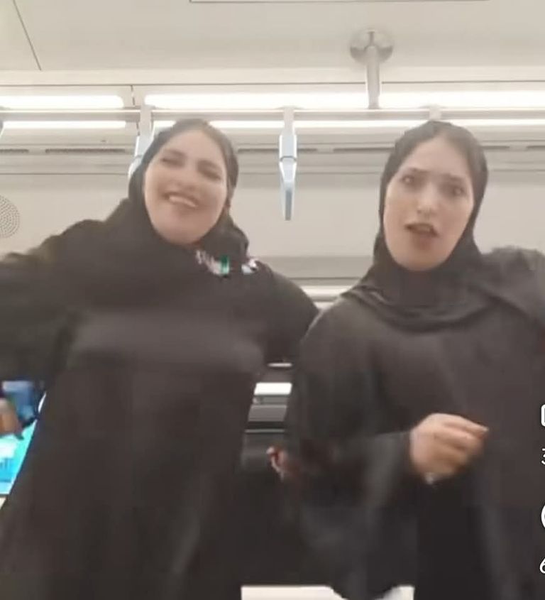 فتاة المترو وشقيقتها