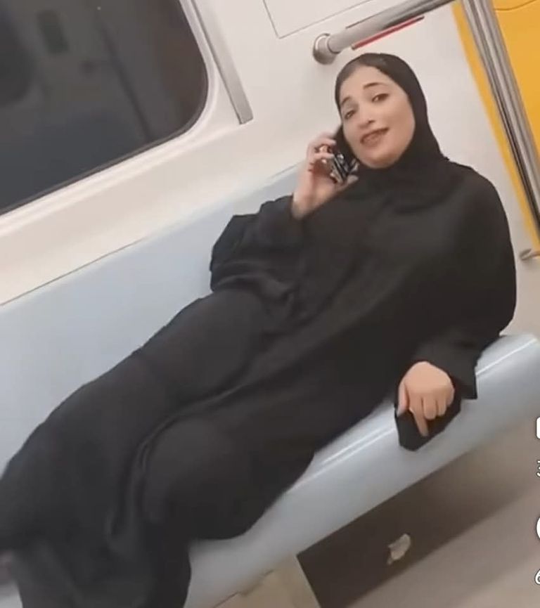 فتاة المترو وشقيقتها